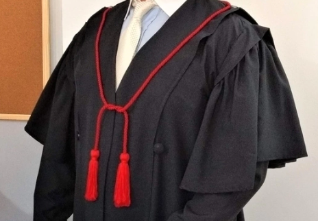 Arquivo:Exemplo de utilização de cordão de investidura vermelho, do poder judiciário, sobre a toga de juiz da Suprema Corte Imperial.png